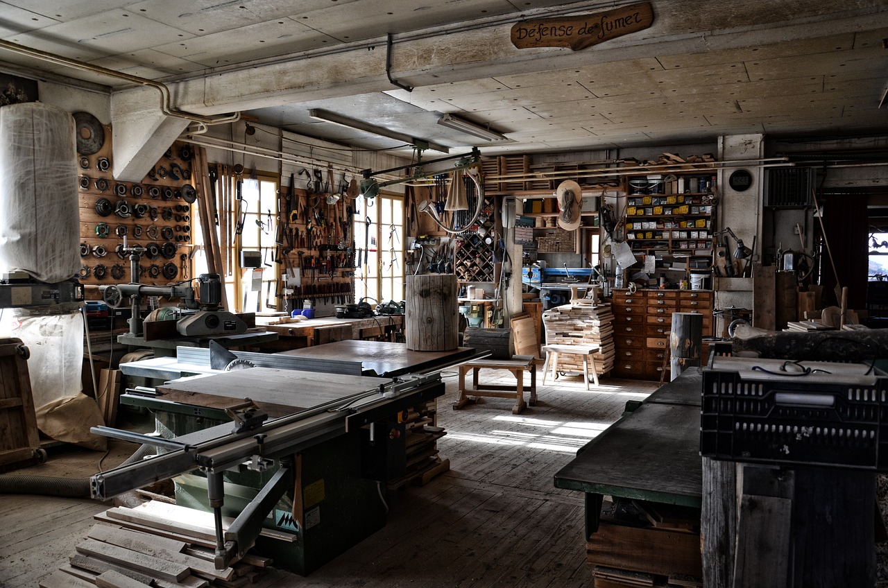 Ébéniste dans l'atelier